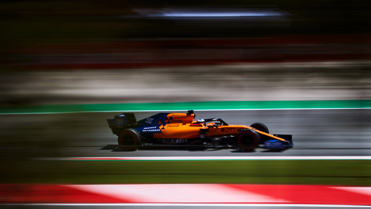 Carlos Sainz, a McLaren spanyol versenyzője a Forma-1-es autós gyorsasági világbajnokság Spanyol Nagydíjának első szabadedzésén a montmelói pályán 2019. május 10-én. A futamot május 12-én rendezik.