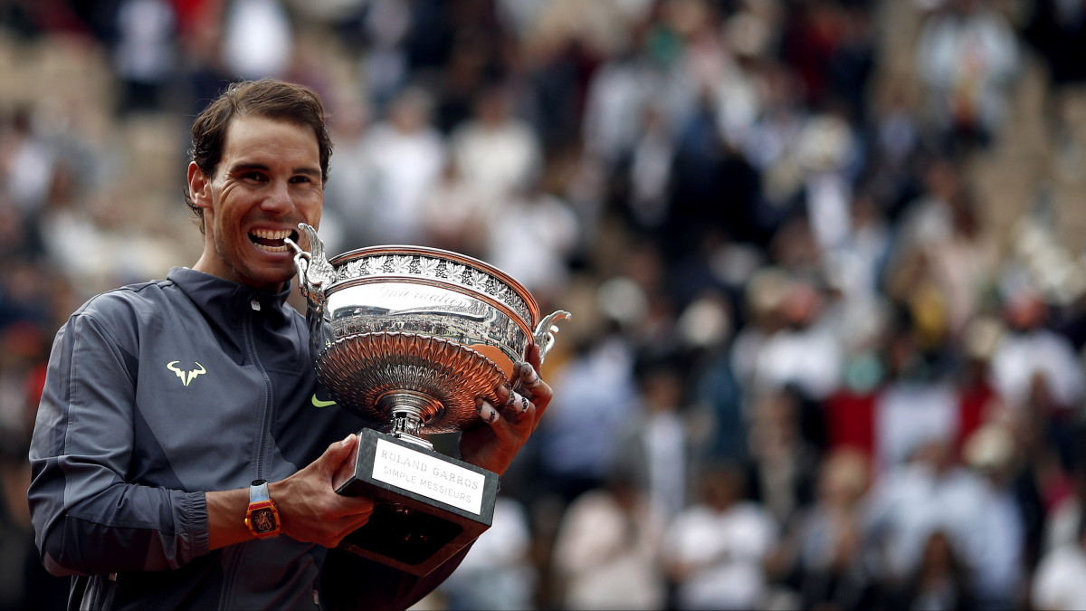 A spanyol Rafael Nadal ünnepel a bajnoki trófeával, miután 6-3, 5-7, 6-1, 6-1 arányban győzött az osztrák Dominic Thiem ellen a francia nyílt teniszbajnokság férfi egyesének döntőjében a párizsi Roland Garros Stadionban 2019. június 9-én. Nadal saját rekordját tovább javítva 12-edszer nyerte meg a bajnokságot.