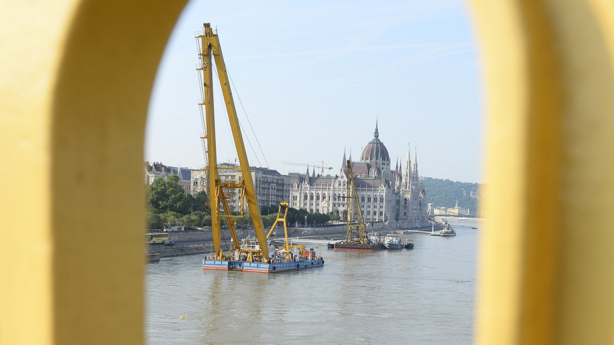 A roncs kiemelését előkészítő szakemberek a balesetben elsüllyedt Hableány turistahajó közelében, a Margit hídnál horgonyzó uszályon 2019. június 10-én. Háttérben a Clark Ádám hajódaru. A Hableány május 29-én süllyedt el a Margit hídnál, miután összeütközött a Viking Sigyn szállodahajóval. A fedélzeten 35-en utaztak, 33 dél-koreai állampolgár és a kéttagú magyar személyzet. Hét embert sikerült kimenteni, hét dél-koreai állampolgár holttestét pedig még aznap megtalálták. Azóta további tizenhárom áldozat, köztük a Hableány matrózának holttestét találták meg és azonosították.