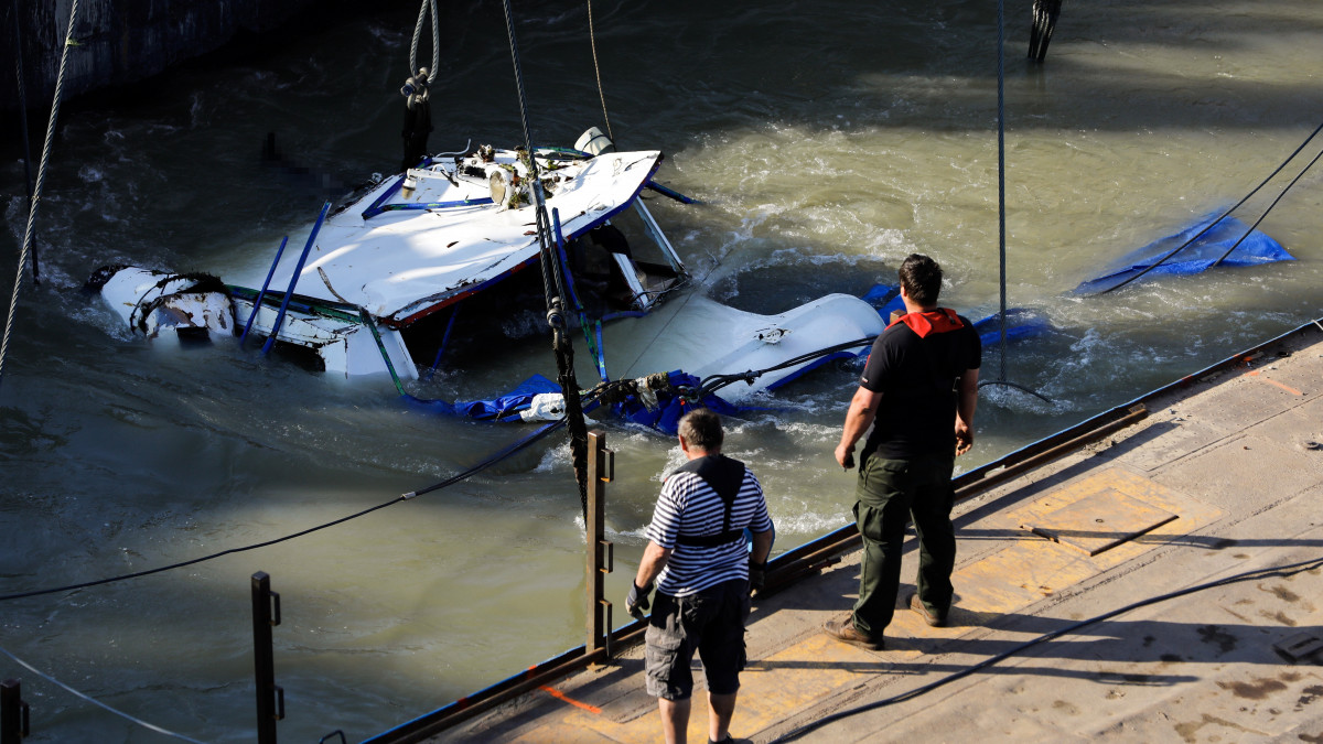 A balesetben elsüllyedt Hableány turistahajó roncsolt kapitányi hídja, miután kiemelték a Dunából a Margit hídnál 2019. június 11-én. A Hableány május 29-én süllyedt el a Margit hídnál, miután összeütközött a Viking Sigyn szállodahajóval. A fedélzeten 35-en utaztak, 33 dél-koreai állampolgár és a kéttagú magyar személyzet. Hét embert sikerült kimenteni, hét dél-koreai állampolgár holttestét pedig még aznap megtalálták. Azóta további tizenhárom áldozat, köztük a Hableány matrózának holttestét találták meg és azonosították.