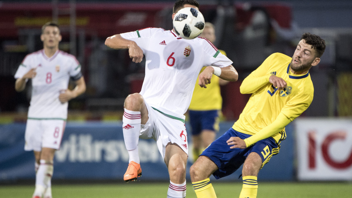 Falkenberg, 2018. szeptember 8.Vida Máté (k) és a svéd Erdal Rakip a labdarúgó U21-es Európa-bajnokság selejtezőjének 6. csoportjában játszott Svédország - Magyarország mérkőzésen a falkenbergi Falcon Alkoholfri Arénában 2018. szeptember 7-én. A magyar U21-es válogatott 1-0-ra kikapott idegenben. (MTI/EPA/TT/Björn Larsson Rosvall)