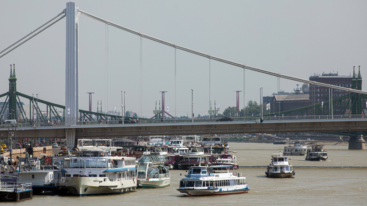 Turistahajók a Dunán, az Erzsébet híd előtt 2019. június 8-án.