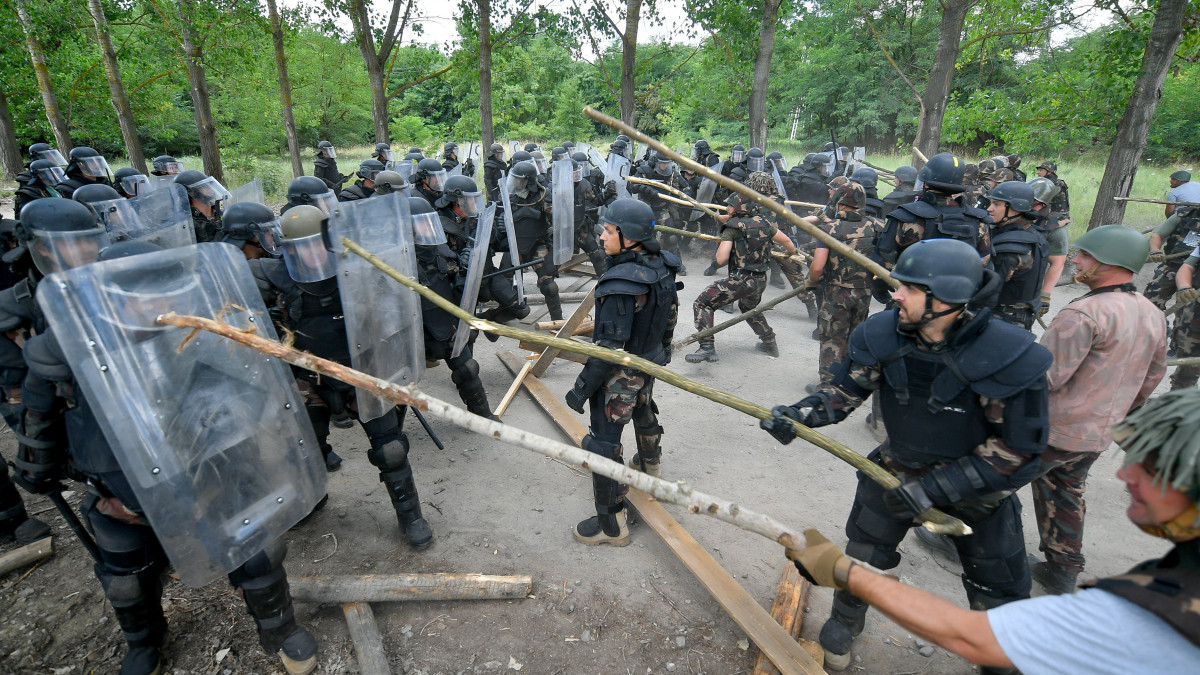 A Magyar Honvédség KFOR (Kosovo Force) Kontingens 19. váltás állományának zárógyakorlatán imitált szituációban ellenséggel szemben harcolnak a katonák az 5. Bocskai István Lövészdandár Vay Ádám Kiképző Bázisán Hajdúhadházon 2018. július 11-én. A magyar katonák a NATO parancsnokság alatt működő nemzetközi békefenntartó haderő részét képezik, feladatuk a rend és biztonság fenntartása.