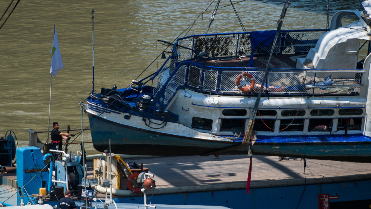 A Clark Ádám úszódaru az elszállítást végző uszályra emeli a balesetben elsüllyedt Hableány turistahajó roncsát 2019. június 11-én. A Hableány május 29-én süllyedt el a Margit hídnál, miután összeütközött a Viking Sigyn szállodahajóval. A fedélzeten 35-en utaztak, 33 dél-koreai állampolgár és a kéttagú magyar személyzet. Hét embert sikerült kimenteni, hét dél-koreai állampolgár holttestét pedig még aznap megtalálták.