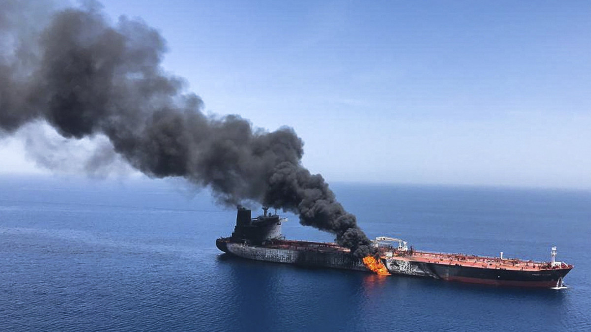 Az ISNA iráni hírügynökség által közreadott kép a füstölgő Front Altair tartályhajóról az Ománi-öbölben 2019. június 13-án. A hajó legénységét evakuálták, sajtóhírek szerint a norvég Frontline tengeri szállítmányozó cég Marshall-szigetek felségjelét viselő hajóját támadás érte.