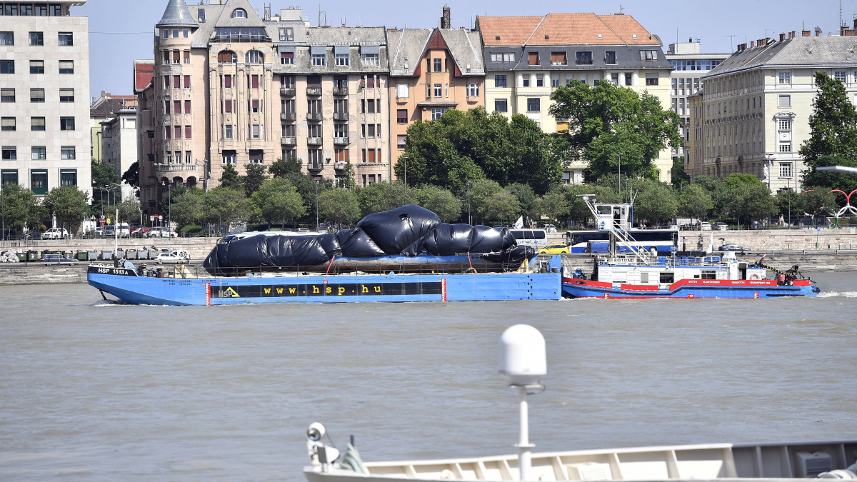 Uszály szállítja a balesetben elsüllyedt Hableány turistahajó roncsát az újpesti kikötőbe 2019. június 13-án. A BRFK munkatársai huszonhat órán át vizsgálták a csepeli kikötőben a Dunából június 11-én kiemelt hajót, amely május 29-én süllyedt el a Margit hídnál, miután összeütközött a Viking Sigyn szállodahajóval. A Hableány fedélzetén 35-en utaztak, 33 dél-koreai állampolgár és a kéttagú magyar személyzet. Hét embert sikerült kimenteni, hét dél-koreai állampolgár holttestét pedig még aznap megtalálták. Továbbra is a Duna teljes déli szakaszán, az összes bevethető hajóval, valamint parti egységekkel megerősítve folytatják a hiányzó három ember keresését.