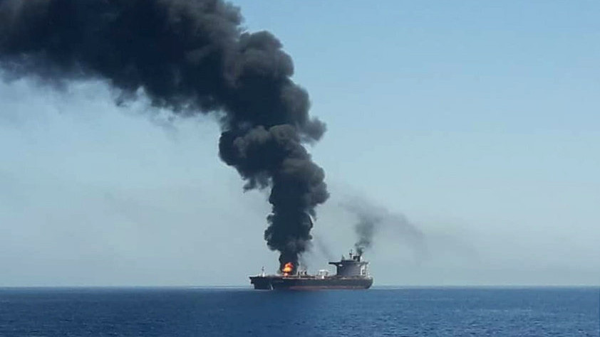 Az iráni állami televízió (IRIB) által közreadott kép a füstölgő Front Altair tartályhajóról az Ománi-öbölben 2019. június 13-án. A hajó legénységét evakuálták, sajtóhírek szerint a norvég Frontline tengeri szállítmányozó cég Marshall-szigetek felségjelét viselő hajóját támadás érte.