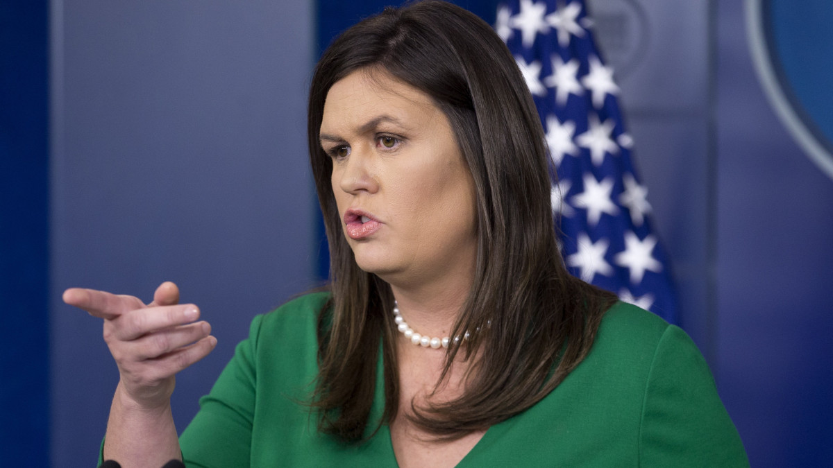 Washington, 2018. augusztus 15.Sarah Huckabee Sanders, a Fehér Ház szóvivője napi sajtóértekezletet tart Washingtonban 2018. augusztus 15-én. Sanders bejelentette, hogy Donald Trump amerikai elnök visszavonta John Brennannak, a Központi Hírszerző Ügynökség (CIA) volt igazgatójának a biztonsági igazolását, így Brennan többé nem férhet hozzá minősített adatokhoz és információkhoz. Brennan  akit az előző elnök, Barack Obama nevezett ki a CIA élére  Trump győzelme után távozott a posztjáról, és azóta az egyik legélesebb hangú bírálójává vált. (MTI/EPA/Michael Reynolds)