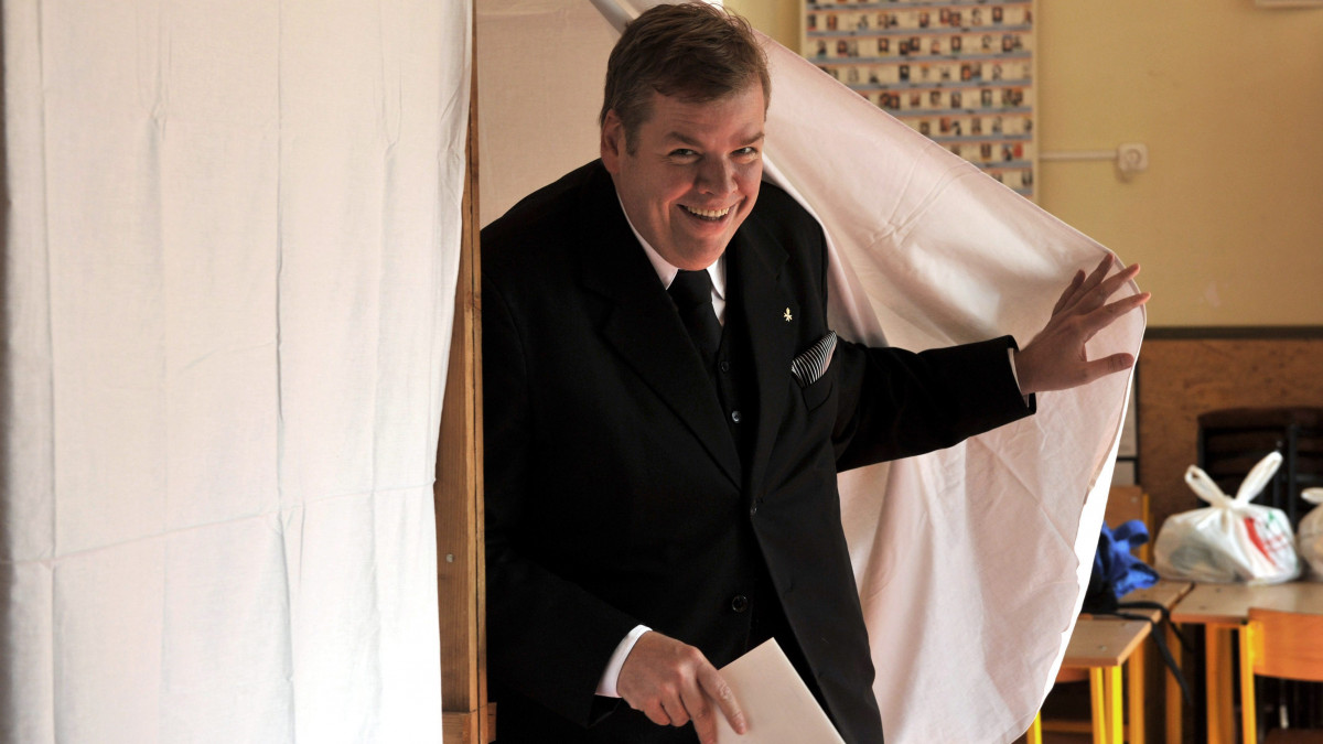 Schmuck Andor, a Szociáldemokraták Magyar Polgári Pártjának elnöke kilép a szavazófülkéből a Pest megyei Gödön, a Németh László Általános Iskolában kialakított 5. számú szavazókörben az önkormányzati választáson 2014. október 12-én.