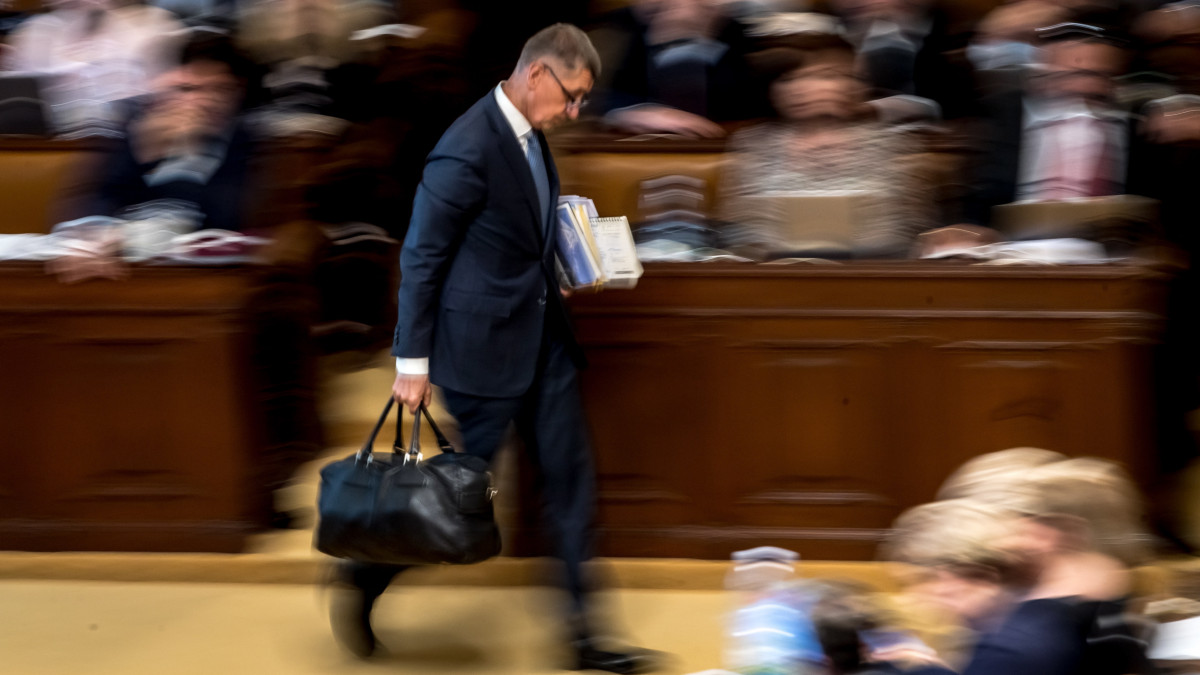 Andrej Babis cseh miniszterelnök távozik a parlament 2019. május 31-i üléséről Prágában. A cseh sajtó szerint az Európai Bizottság vizsgálata szerint összeférhetetlen a kormányfő politikai és gazdasági tevékenysége, az erről szóló jelentést megküldték a cseh hatóságoknak.