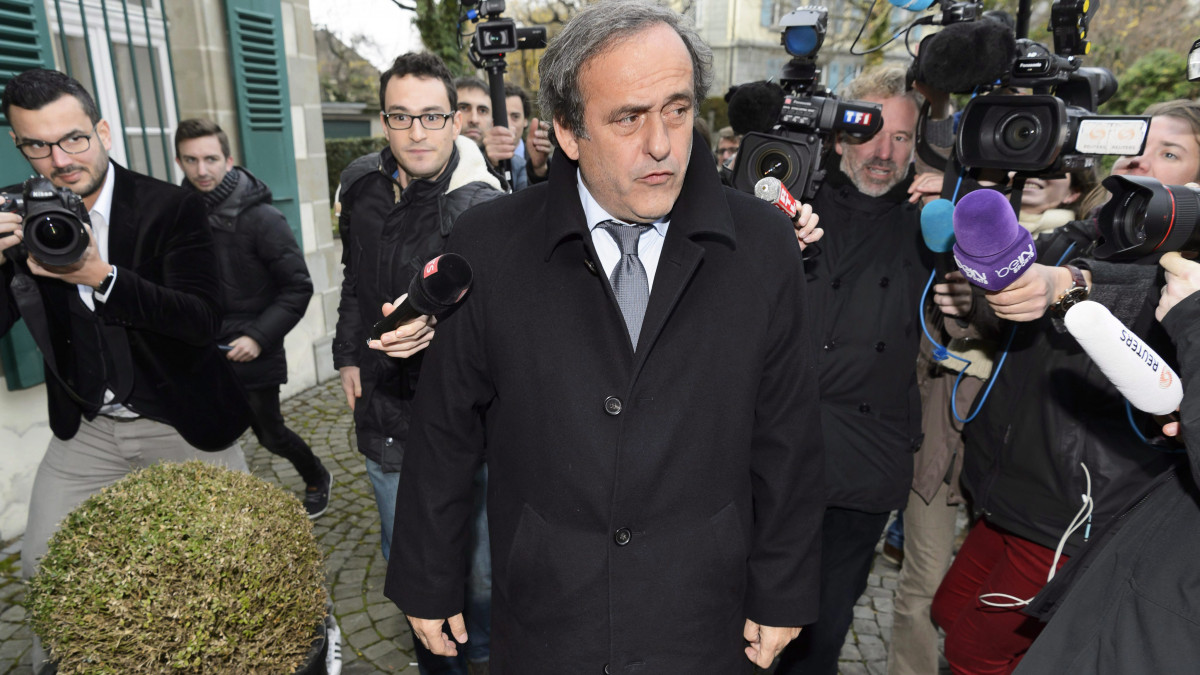 Lausanne, 2015. december 8.Michel Platini, az Európai Labdarúgó-szövetség korrupció gyanúja miatt kilencven napra felfüggesztett elnöke (b) ügyvédje, Thibaud dAles társaságában meghallgatásra a nemzetközi Sport Döntőbíróságra (CAS) érkezik Lausanne-ban 2015. december 8-án. Platini a döntőbírósághoz fellebbezett felfüggesztésének ügyében, amely miatt nem jelöltetheti magát a Nemzetközi Labdarúgó-szövetség, a FIFA elnökválasztására. (MTI/EPA/Laurent Gillieron)