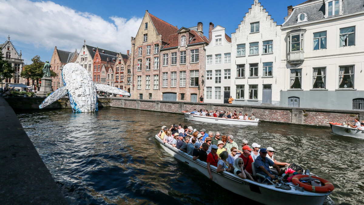 Bruges, 2018. augusztus 1.Műanyag hulladékból épített bálna Bruges belvárosában 2018. augusztus 1-jén. A 12 méter magas bálnát a Csendes-óceánból kihalászott közel öt tonna hulladékból emelték és az alkotók célja felhívni a figyelmet a műanyag szeméttel egyre veszélyesebb mértékben szennyezett vízekre. (MTI/EPA/Stephanie Lecocq)