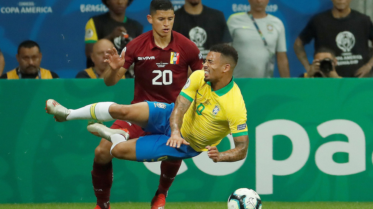 A venezuelai Ronald Hernandez (b) és a brazil Gabriel Jesus a Brazíliában zajló Copa America csoportkörében, az A csoport második fordulójában játszott Brazília - Venezuela mérkőzésen Rio de Janeiróban 2019. június 18-án.