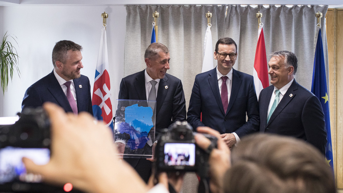 Peter Pellegrini szlovák, Andrej Babis cseh, Mateusz Morawiecki lengyel és Orbán Viktor magyar miniszterelnök (b-j) a V4-egyeztetésen, az EU-csúcs előtt Brüsszelben 2019. június 20-án.