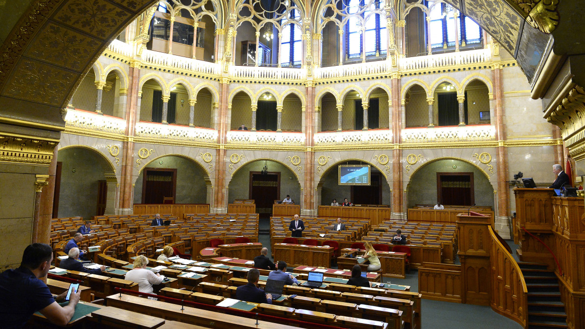 Latorcai János, a KDNP parlamenti képviselője, az Országgyűlés alelnöke (k) felszólal a 2020-as költségvetés vitáján az Országgyűlés plenáris ülésén 2019. június 20-án.