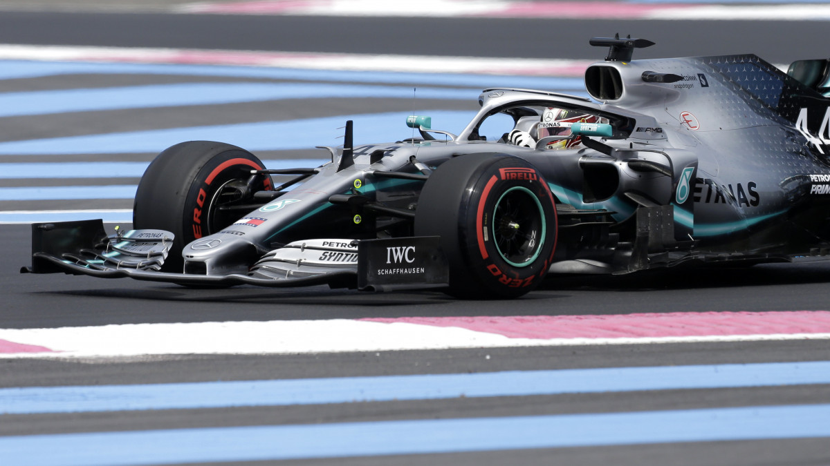 Lewis Hamilton, a Mercedes brit versenyzője a Forma-1-es autós gyorsasági világbajnokság Francia Nagydíjának első szabadedzésén a Paul Ricard versenypályán, a dél-franciaországi Le Castellet-ben 2019. június 21-én. A futamot június 23-án rendezik.