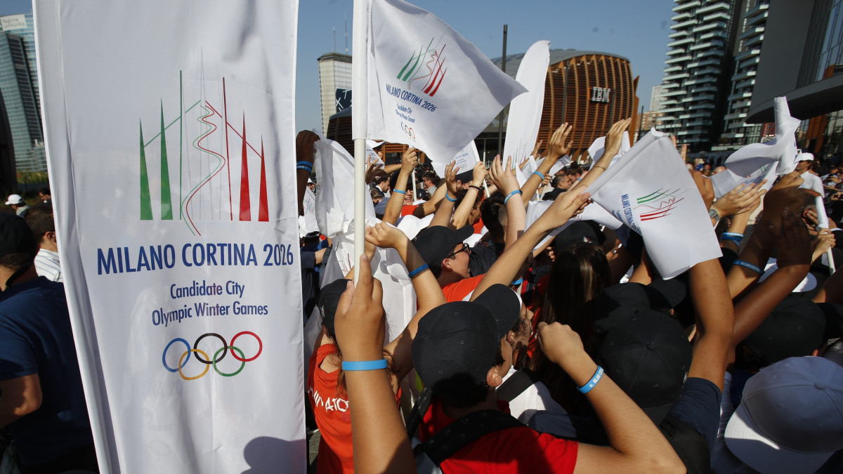 Ünneplő emberek Milánóban 2019. június 24-én, miután a Nemzetközi Olimpiai Bizottság Milánónak és Cortina dAmpezzónak ítélte oda a 2026-os téli olimpia rendezési jogát a NOB 134., lausanne-i kongressusán.