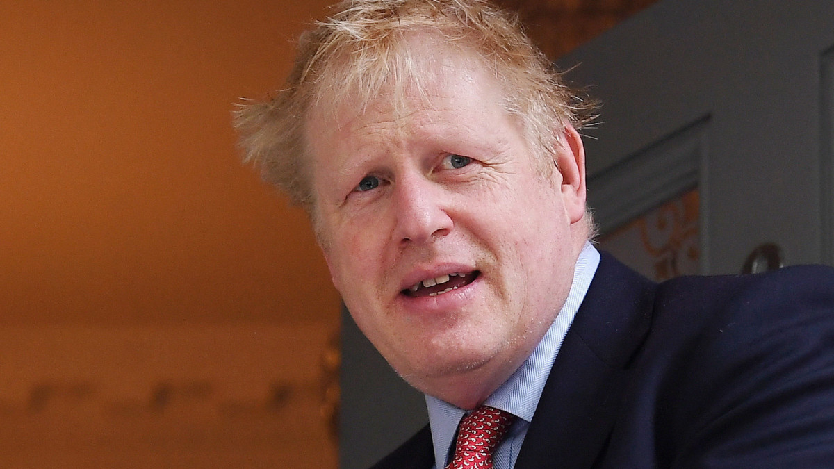 Boris Johnson volt külügyminiszter távozik otthonából a kormányzó brit Konzervatív Párt vezetőjelöltjeinek ötödik fordulója utáni napon Londonban 2019. június 21-én. A távozó Theresa May miniszterelnök pártvezetői tisztségéért Boris Johnson és Jeremy Hunt maradt versenyben.