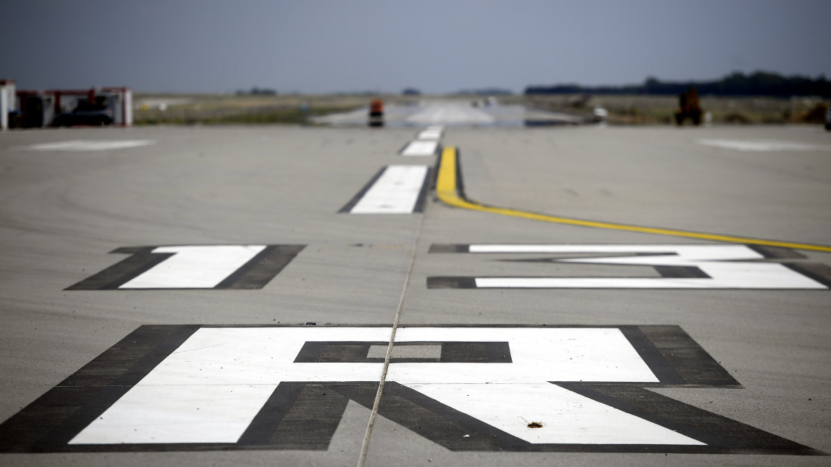 A Liszt Ferenc-repülőtér felújított 1-es kifutópályája 2018. június 12-én. A pályát a tervek szerint június 30-án adják át.