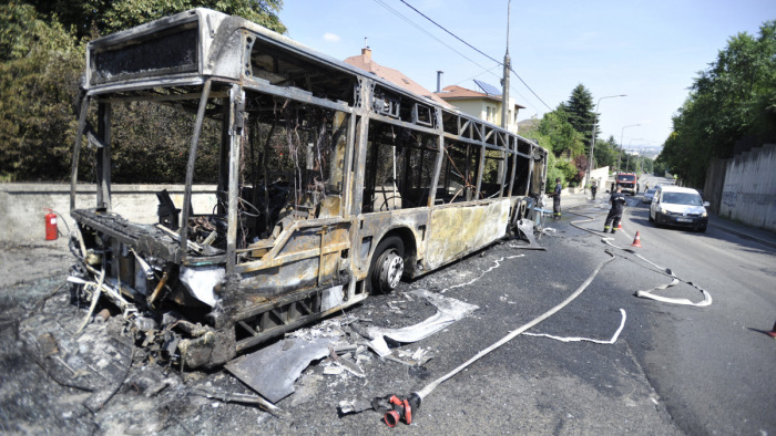 Szénné égett a 137-es busz Budapesten - sokkoló fotók
