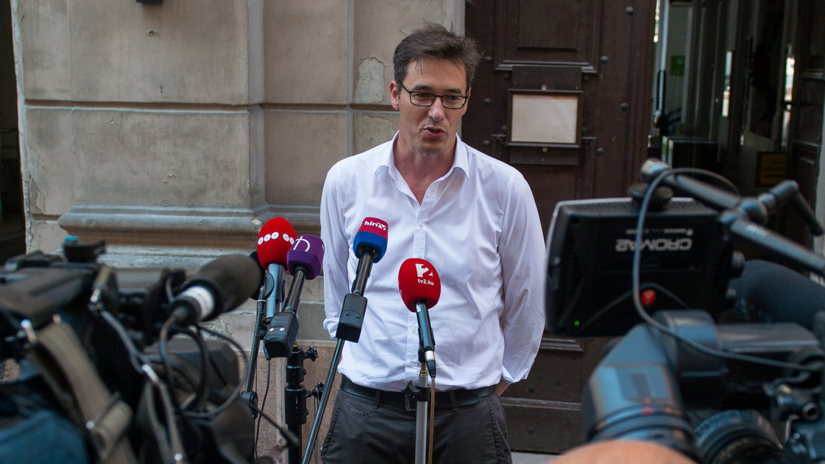 Karácsony Gergely, az MSZP-Párbeszéd politikusa, az ellenzéki főpolgármester-jelölti előválasztás győztese sajtótájékoztatót tart a budapesti Városháza előtt 2019. június 27-én.