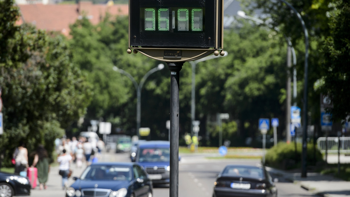 36 Celsius-fokot mutat egy hőmérő az egri Törvényház utcában 2019. június 26-án. A hőség miatt az egész országra figyelmeztetéseket adott ki az Országos Meteorológiai Szolgálat.