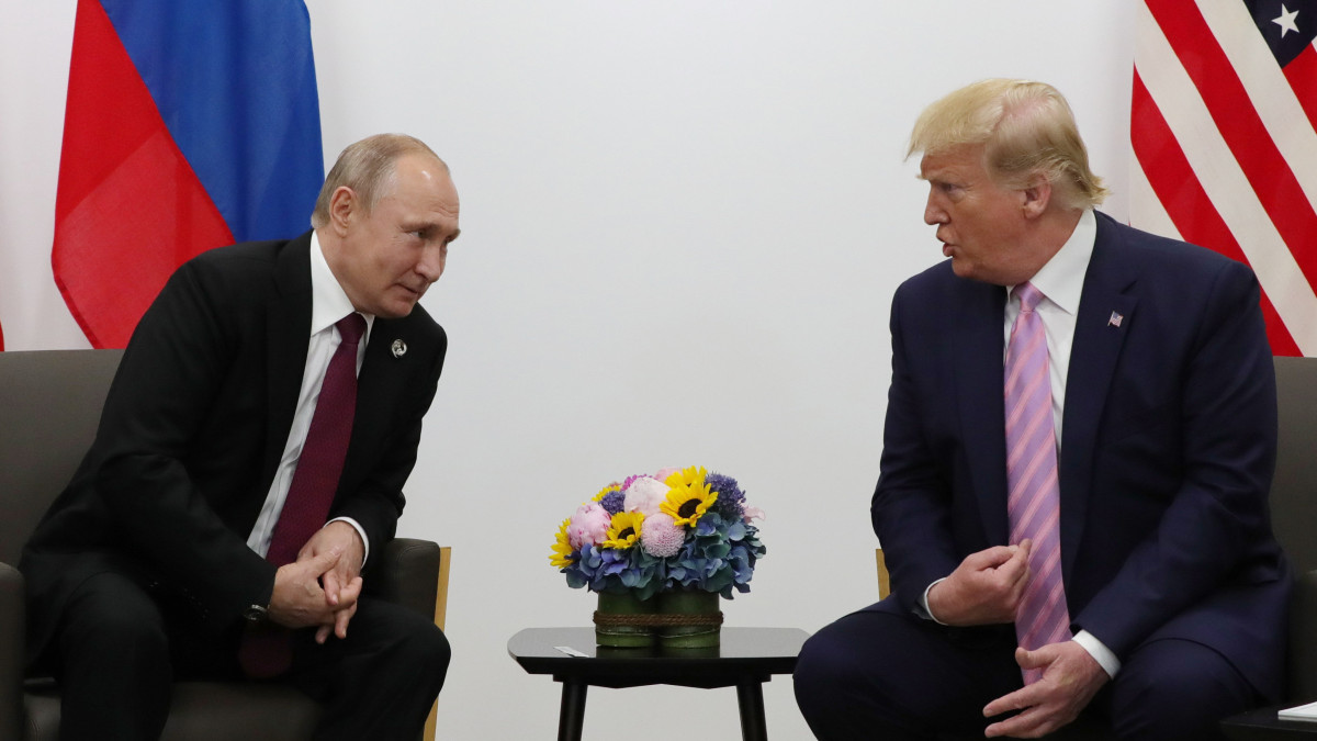 Vlagyimir Putyin orosz (b) és Donald Trump amerikai elnök kétoldalú megbeszélést folytat a világ 19 legfejlettebb gazdaságú és vezető feltörekvő országát, valamint az Európai Uniót tömörítő húszas csoport, a G20 kétnapos csúcstalálkozójának első napi ülésén Oszakában 2019. június 28-án.