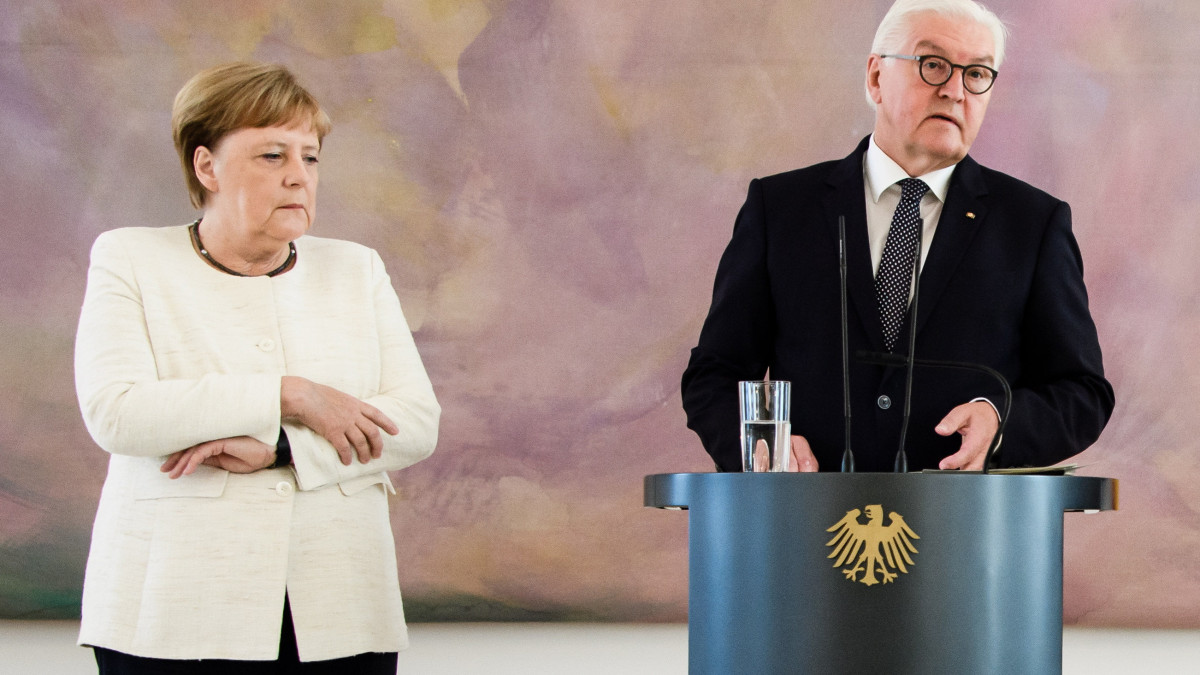 Angela Merkel német kancellár Frank-Walter Steinmeier államfő beszédét hallgatja Christine Lambrecht igazságügyi miniszter beiktatási ünnepségén a berlini államfői hivatalban, a Bellevue-palotában 2019. június 27-én. Az eseményen ismét remegésroham tört a kancellárra, aki előzőleg június 18-án a kancellária udvarán lett rosszul a nyilvánosság előtt a bemutatkozó látogatásra érkező ukrán államfő, Volodimir Zelenszkij fogadási ünnepségén.