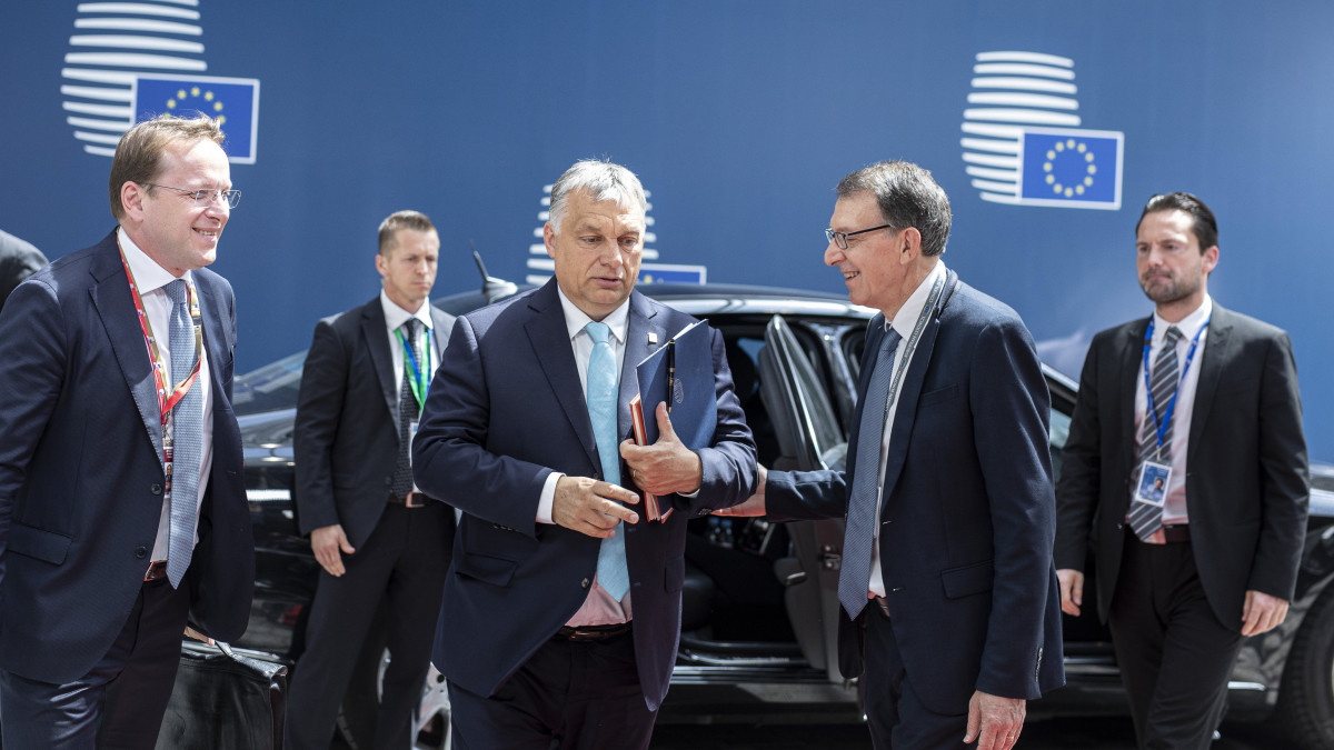 A Miniszterelnöki Sajtóiroda által közreadott képen Orbán Viktor miniszterelnök (k) érkezik az EU rendkívüli csúcsértekezletére Brüsszelben 2019. május 30-án.