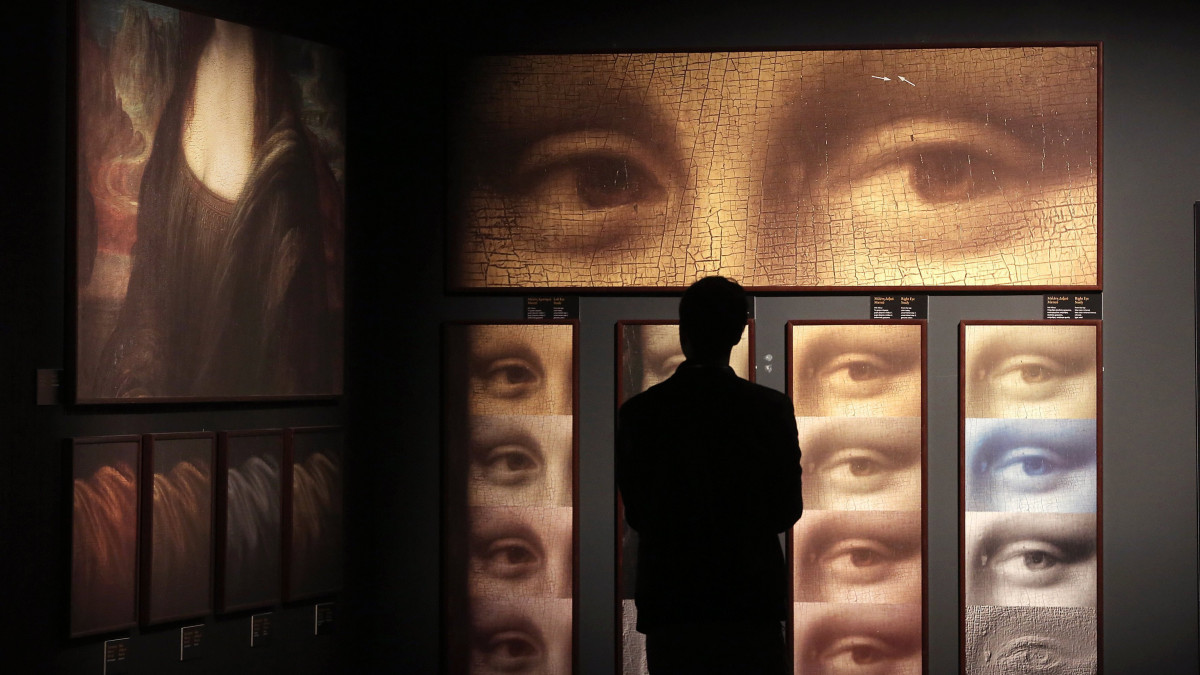 Látogató a Leonardo da Vinci halálának közelgő 500. évfordulója alkalmából nyílt Leonardo Da Vinci - 500 Years of Genius című kiállításon Athénban 2018. december 2-án. A nagyszabású digitális művészeti kiállításon videoprojektoros vetítéssel, térbeli hangosítás mellett mutatják be a polihisztor Da Vinci életét, találmányait és művészeti alkotásait. A különleges élményt és látványt multimédiás eszközök biztosítják a tárlaton.