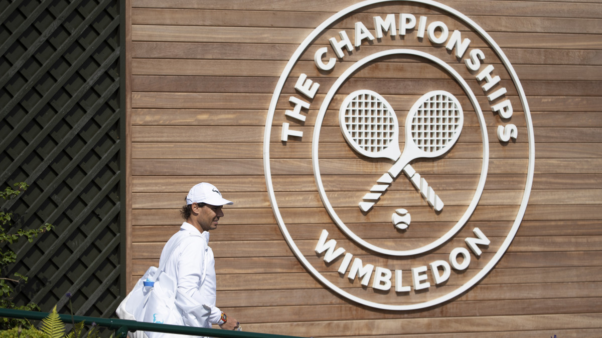 A spanyol Rafael Nadal érkezik a wimbledoni teniszbajnokságot megelőző edzések egyikére Londonban 2019. június 28-án. A bajnokság július 1-jén kezdődik.