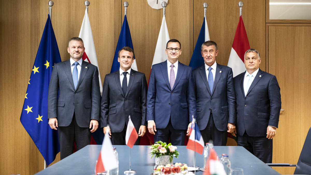A Miniszterelnöki Sajtóiroda által közreadott képen Orbán Viktor magyar, (j), Andrej Babis cseh (j2), Mateusz Morawiecki lengyel (j3), Peter Pellegrini szlovák (b) miniszterelnök, valamint Emmanuel Macron francia elnök (b2) a V4+Franciaország egyeztetésen az EU rendkívüli csúcsértekezlete előtt Brüsszelben 2019. május 30-án.