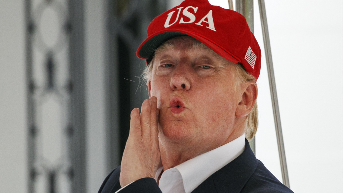 Donald Trump amerikai elnök nyilatkozik a sajtónak, miután visszatért háromnapos hivatalos nagy-britanniai látogatásáról a washingtoni elnöki rezidenciára, a Fehér Házba 2019. június 7-én. Trump bejelentette, hogy az Egyesült Államok és Mexikó megállapodott a migráció megfékezéséről, ezért a felfüggeszti a kilátásba helyezett vámok bevezetését. Trump május 31-én jelentette be, hogy június 10-től 5 százalék vámot fog kivetni minden mexikói árura, hogy ezzel kényszerítse az országot az Egyesült Államok déli határához egyre nagyobb számban érkező közép-amerikai illegális bevándorlók feltartóztatására.