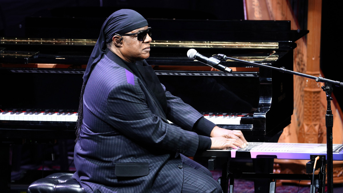 Stevie Wonder, tizennyolcszoros Grammy-díjas amerikai dalszerző-énekes, zongorista játszik Nipsey Hussle meggyilkolt amerikai rapzenész búcsúztatásán a Los Angeles-i Staples Központban 2019. április 11-én. A rappert március 31-én lőtték meg a tulajdonában levő Los Angeles-i ruhaüzletnél, kórházban halt bele sérüléseibe. A gyanúsított, Eric Holder 29 éves afroamerikai férfi előzetes letartóztatásban van, megkezdődött a vádeljárás ellene.