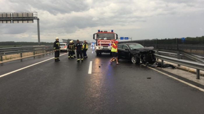 Szalagkorlátnak ment egy autó a sztrádán - fotó