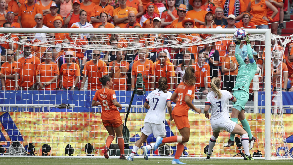 Sari Van Veenendaal holland kapus (j) kivéd egy amerikai támadást a női labdarúgó-világbajnokság döntőjében játszott Hollandia - Egyesült Államok mérkőzésen a Lyon melletti Décines-Charpieu-ben 2019. július 7-én.