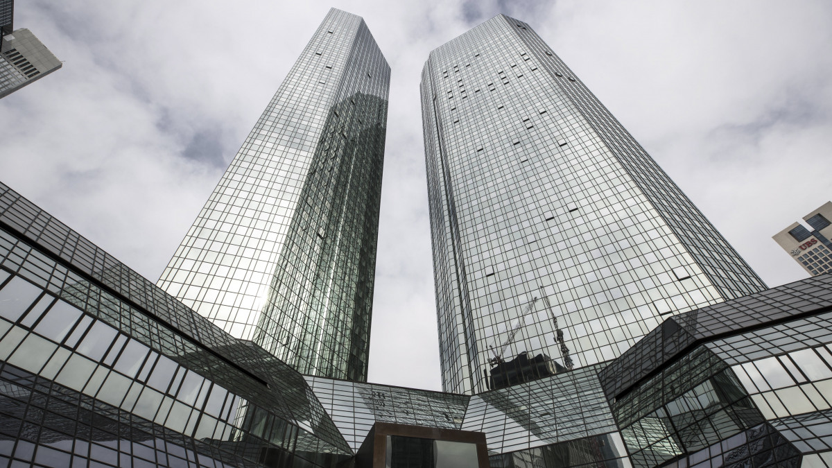Frankfurt, 2018. április 9.A Deutsche Bank székháza Frankfurtban 2018. április 9-én. Az előző nap az igazgatótanács Christian Sewinget választotta vezérigazgatóvá John Cryan helyébe. (MTI/EPA/Armando Babani)