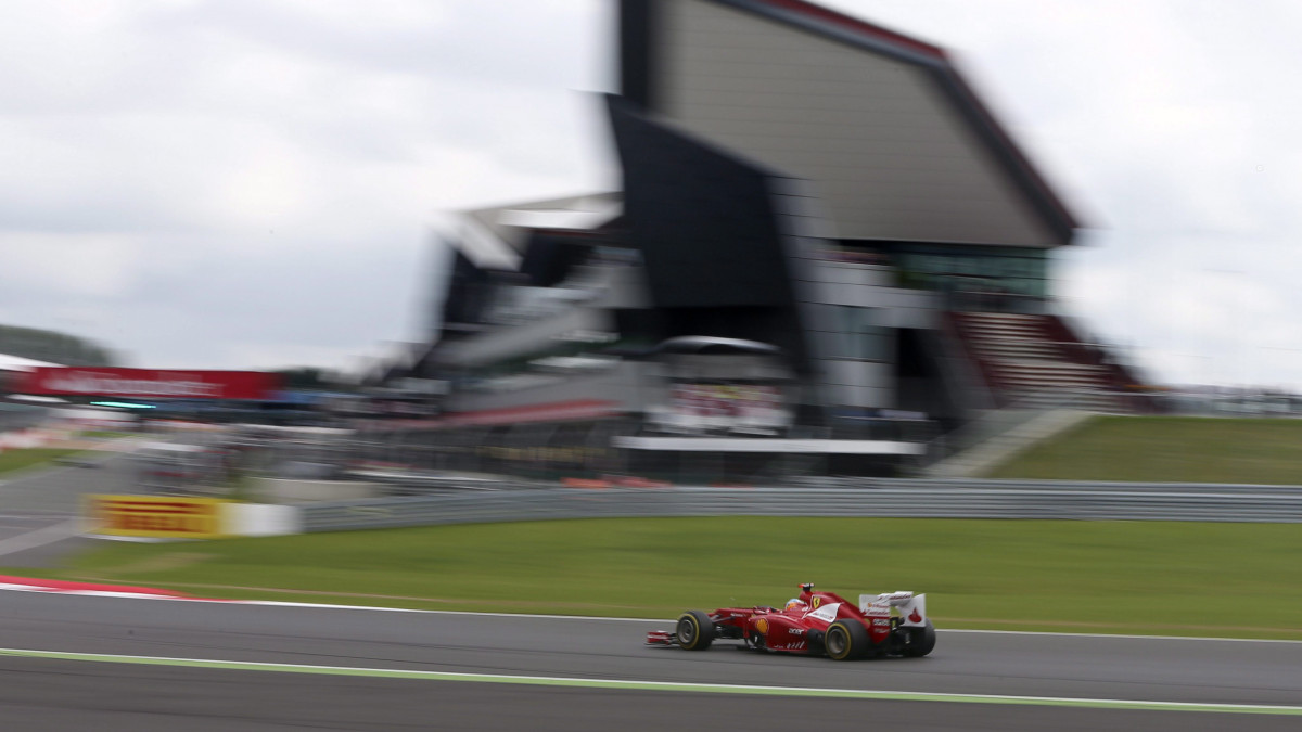 Silverstone, 2012. július 7.Fernando ALONSO, a Ferrari spanyol versenyzője száguld a Forma-1-es autós gyorsasági világbajnokság Brit Nagydíjának időmérő edzésén a silverstone-i pályán. A leggyorsabb köridőt Alonso érte el, így ő indulhat az első rajthelyről a másnapi futamon. (MTI/EPA/Valdrin Xhemaj)