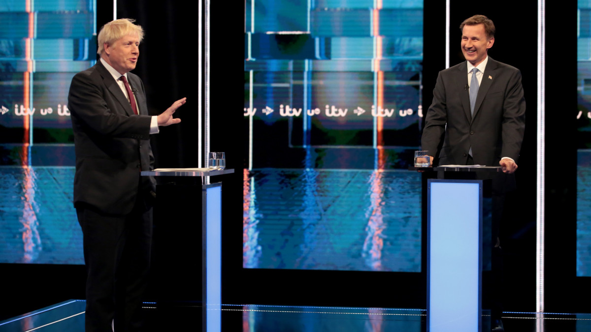 Az ITV által közreadott képen a kormányzó brit Konzervatív Párt vezéri tisztségéért és egyúttal a miniszterelnöki posztért küzdő Boris Johnson egykori külügyminiszter (b) és Jeremy Hunt jelenlegi külügyminiszter a brit kereskedelmi televízió salfordi stúdiójában folytatott televíziós vitáján 2019. július 9-én.