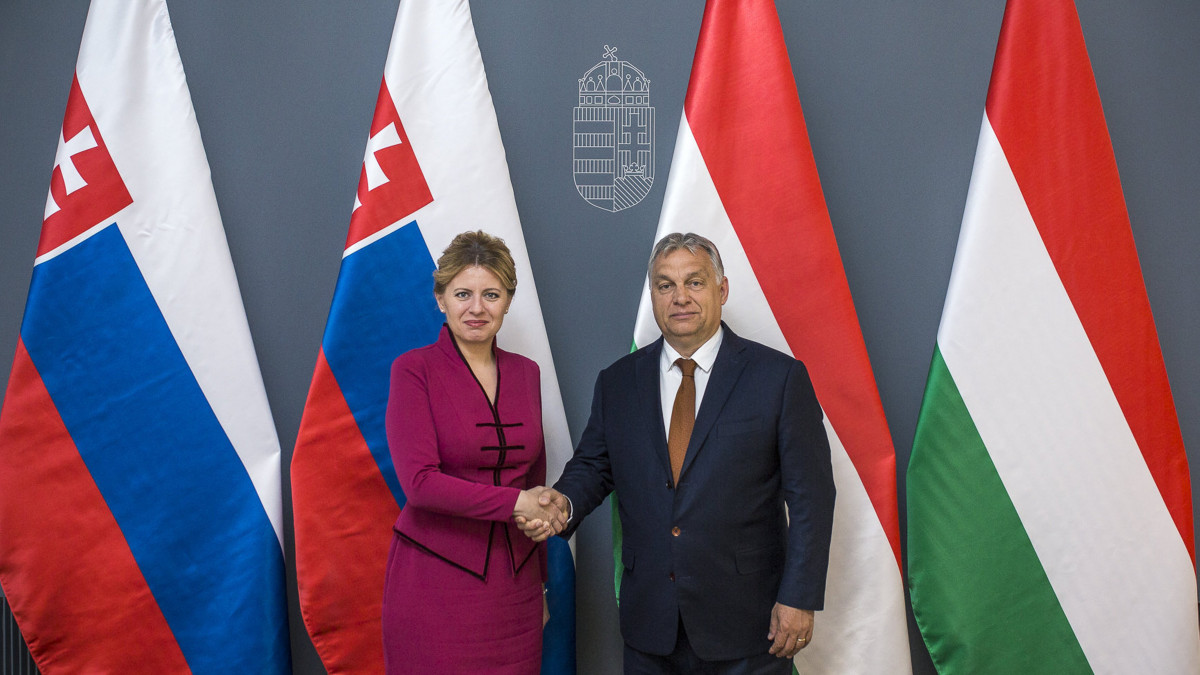 A Miniszterelnöki Sajtóiroda által közreadott képen Orbán Viktor miniszterelnök fogadja Zuzana Caputová szlovák elnököt Budapesten, a Karmelita kolostorban 2019. július 11-én.