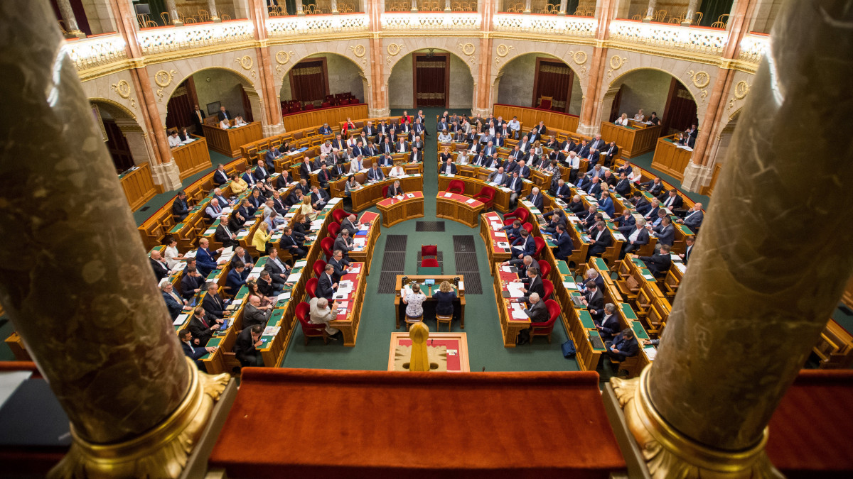 Képviselők szavaznak a 2020. évi költségvetés módosítását célzó javaslatról az Országgyűlés plenáris ülésén 2019. július 8-án.