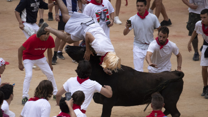 Csúnya véget ért a pamplonai bikafuttatás - fotók