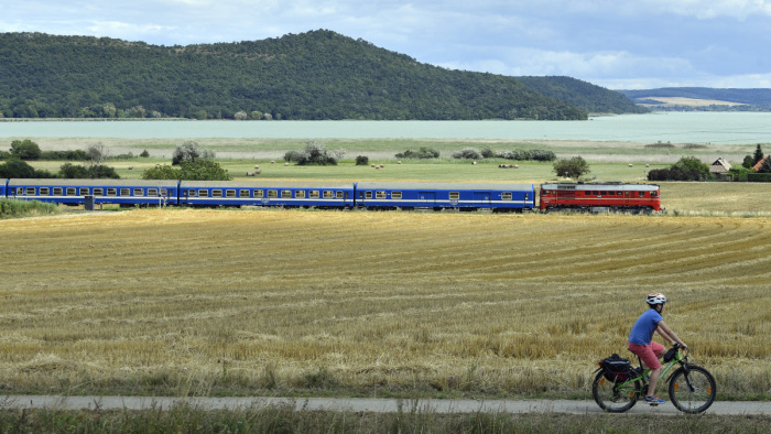 Kerékpároshidat építenek a Balaton déli partján