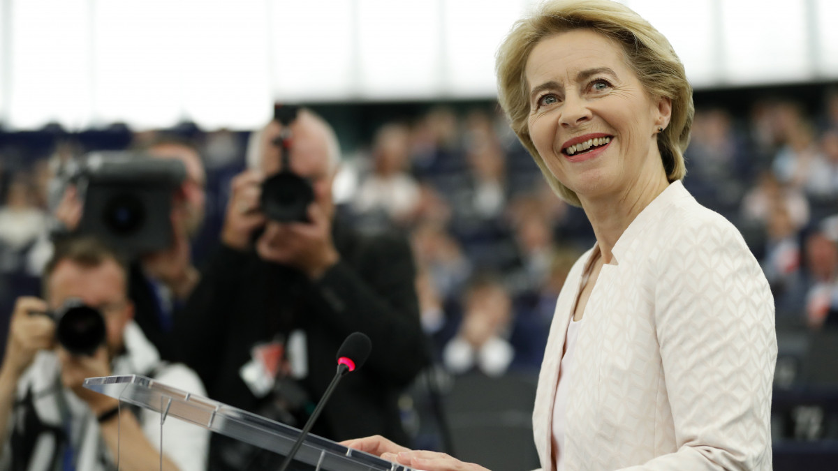 Az Európai Tanács által az Európai Bizottság elnökének jelölt német Ursula von der Leyen az Európai Parlament 2019. július 16-i ülésén beszél az EP strasbourgi üléstermében. A képviselők a nap folyamán szavaznak titkosan von der Leyen jelöléséről.