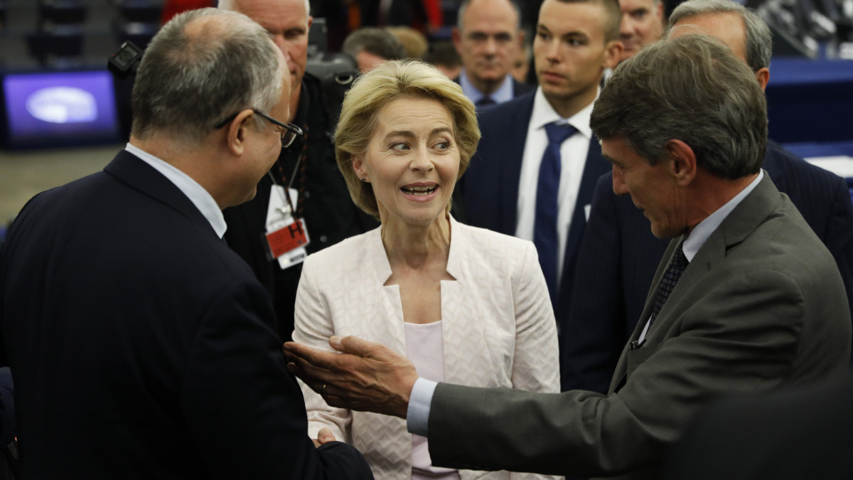Az Európai Bizottság (EB) következő elnökének jelölt Ursula von der Leyen német védelmi miniszternek (k) gratulál David-Maria Sassoli, az Európai Parlament olasz elnöke (j), miután a parlament megválasztotta a tisztségre a strasbourgi plenáris ülésén 2019. július 16-án. A képviselők 383 szavazattal, 327 ellenében, 22 tartózkodás és egy érvénytelen szavazat mellett támogatták a kereszténydemokrata politikus bizottsági elnöki kinevezését.