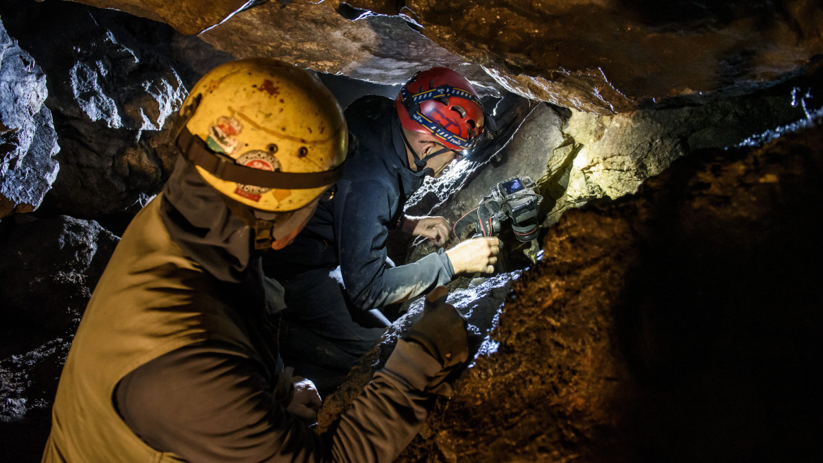 Az ELTE Régészettudományi Intézet munkatársa késő bronzkori leletegyüttes feltárását végzi az Aggteleki Nemzeti Park Igazgatósággal közösen végzett ásatásukon az aggteleki Baradla-barlangban 2019. július 9-én. A Baradla Európa egyik leggazdagabb barlangi lelőhelye az újkőkori és a késő bronzkori leleteknek.