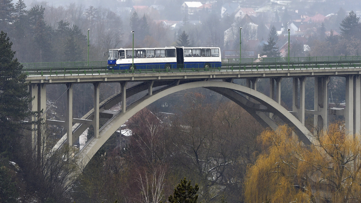 Ikarus 280-as helyi járatú autóbusz közlekedik a veszprémi völgyhídon 2018. február 13-án.