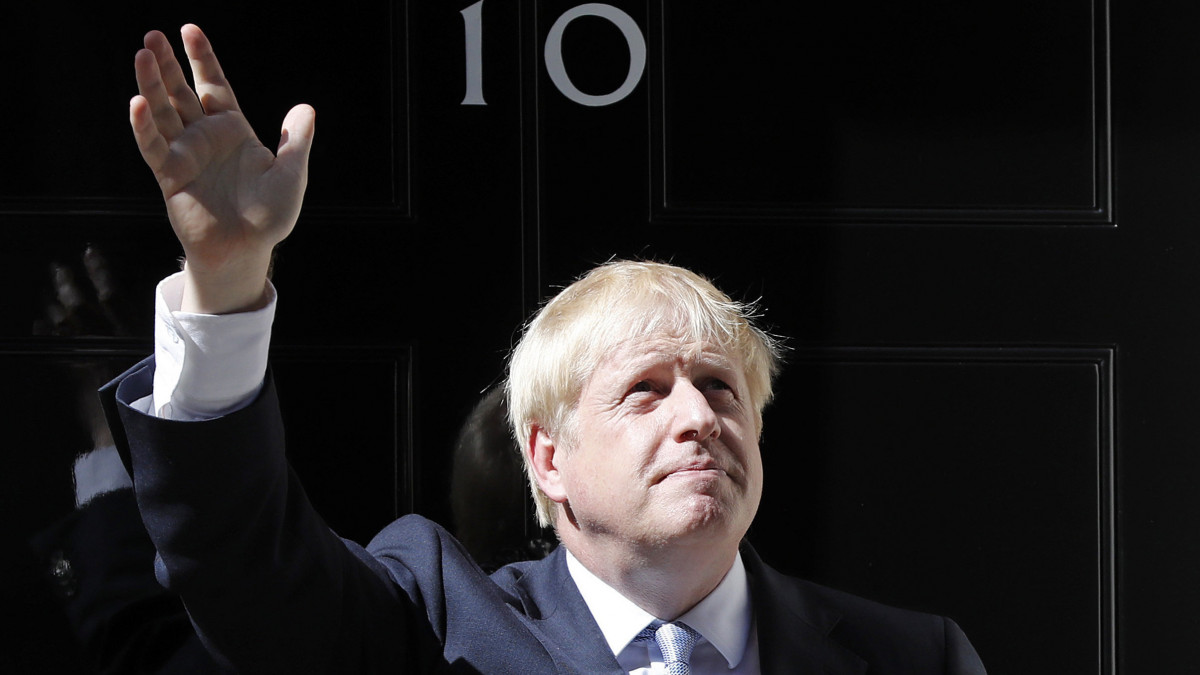 Boris Johnson új brit miniszterelnök a londoni kormányfői rezidencia, a Downing Street 10. kapujában 2019. július 24-én. Az elődje, Theresa May lemondott.
