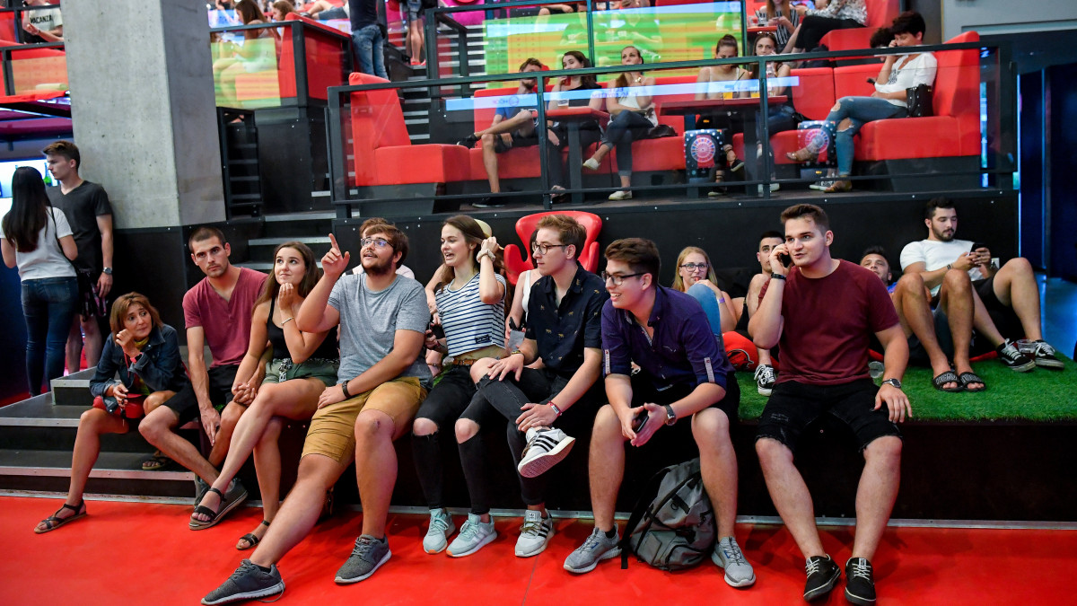 Fiatalok a felsőoktatási ponthatárok bejelentésén, a Pont Ott Party 2019 nevű rendezvényen Debrecenben a Red & White Klubban, 2019. július 24-én.