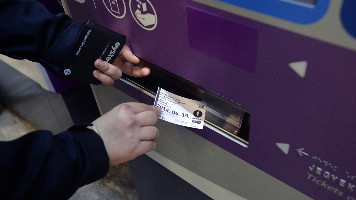 Hőpapírra nyomtatott bérletszelvényt vesz ki egy utas a jegykiadó automatából a Keleti pályaudvar metróállomásnál 2014. május 16-án. A Budapesti Közlekedési Központ (BKK) bevezette a hőpapírra történő jegy- és bérletnyomtatást.